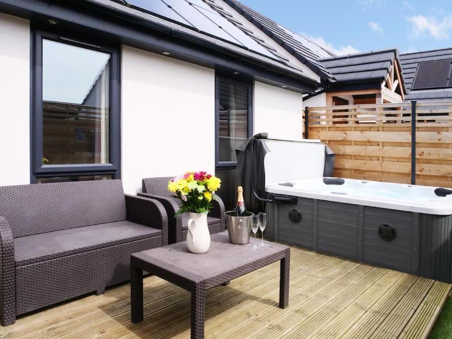 Hoxne Cottages - Daisy Cottage With Private Hot Tub York Exterior photo
