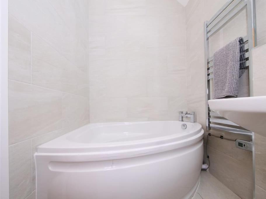 Hoxne Cottages - Daisy Cottage With Private Hot Tub York Exterior photo
